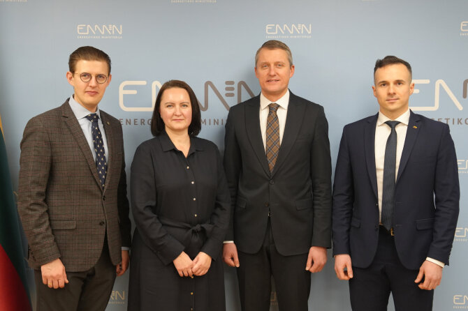 Energetikos ministerijos nuotr./Energetikos ministras Žygimantas Vaičiūnas suformavo politinę komandą: iš kairės – viceministras Arnoldas Pikžirnis, Edita Gudauskienė ir Airidas Daukšas