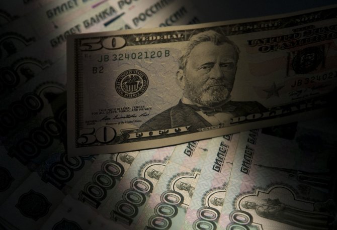 „Reuters“/„Scanpix“ nuotr./50 JAV dolerių ir Rusijos rubliai