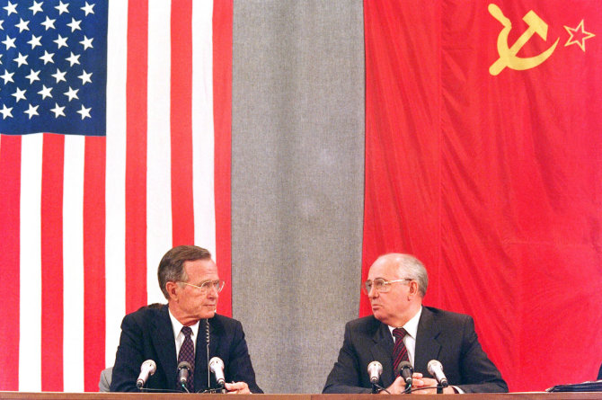 AFP/„Scanpix“ nuotr./George'as H.W.Bushas ir M.Gorbačiovas Maskvoje