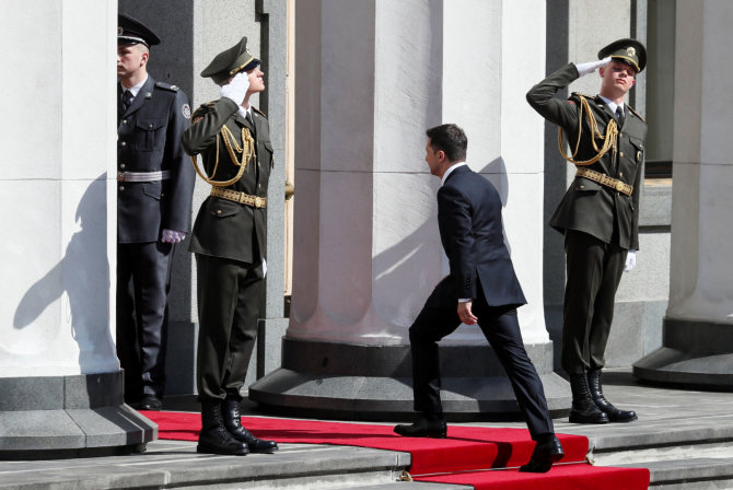 „Reuters“/„Scanpix“ nuotr./Volodymyras Zelenskis įeina į Aukščiausiąją Radą