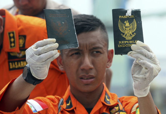 „Scanpix“/AP nuotr./Indonezijos lainerio sudužimo vietoje renkami daiktai