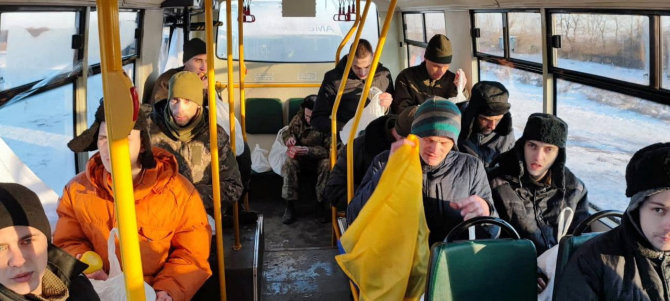 „Reuters“/„Scanpix“/Po apsikeitimo kaliniais Ukrainos kareiviai autobuse giedojo valstybės himną