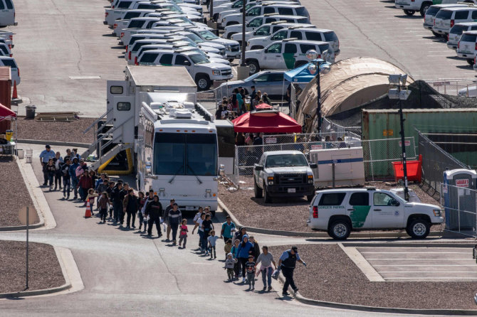 AFP/„Scanpix“ nuotr./Migrantai JAV ir Meksikos pasienyje