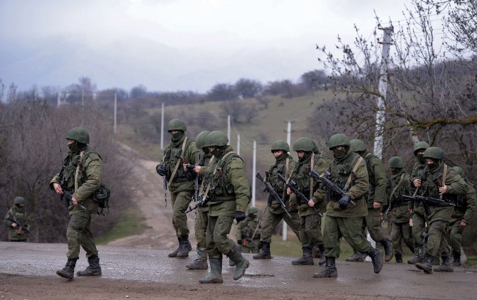 AFP/„Scanpix“ nuotr./Rusijos kariai prie karinės bazės Perevalnoje, Kryme.