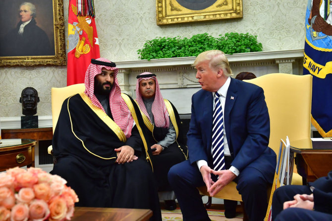 „Scanpix“/„Sipa USA“ nuotr./Mohammedas bin Salmanas ir Donaldas Trumpas