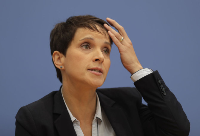 „Scanpix“/AP nuotr./Nacionalistinės partijos „Alternatyva Vokietijai“ (AfD) bendrapirmininkė Frauke Petry 