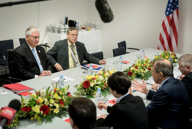 „Reuters“/„Scanpix“ nuotr./Rexas Tillersonas (kairėje) susitiko su Sergejumi Lavrovu (antras dešinėje)