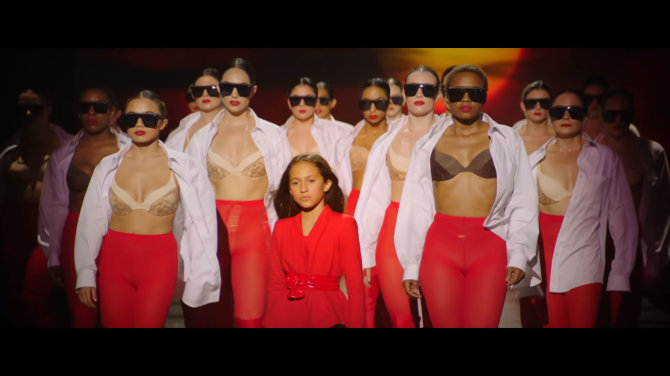 Video kadras/Jennifer Lopez dukra Emme jos vaizdo klipe „Limitless“