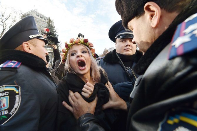 AFP/„Scanpix“ nuotr./„Femen“ protestuotoja Kijeve