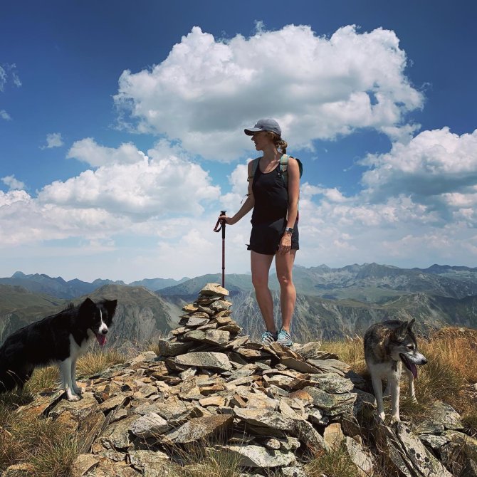 Asmeninio archyvo nuotr./Mingailė Skuodytė kalnuose su savo šunimis