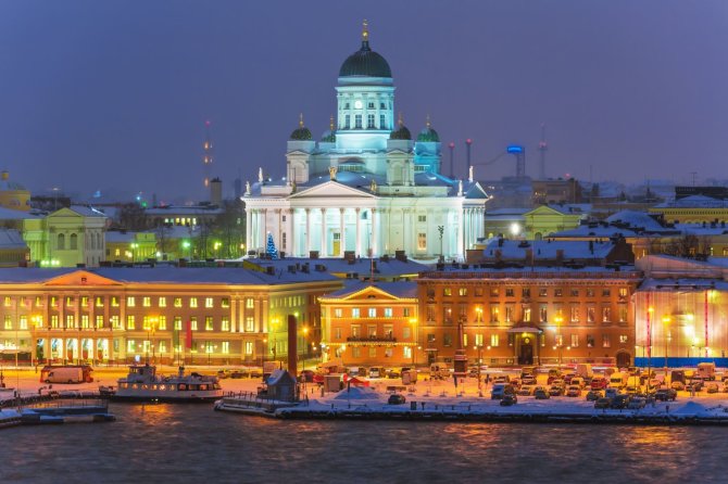 123RF.com nuotr./Šventiniam sezonui pasiruošęs Helsinkis ir virš miesto iškilusi jo katedra