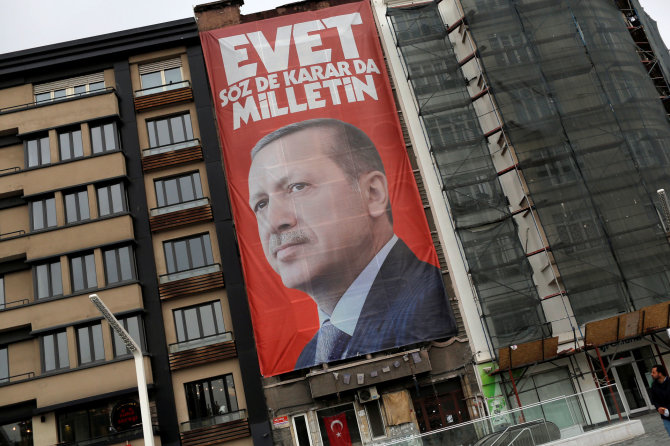 „Reuters“/„Scanpix“ nuotr./Recepo Tayyipo Erdogano plakatas Stambule
