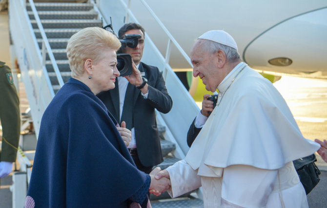 Roberto Dačkaus / lrp.lt nuotr./Prezidentė Dalia Grybauskaitė išlydėjo Popiežių Pranciškų