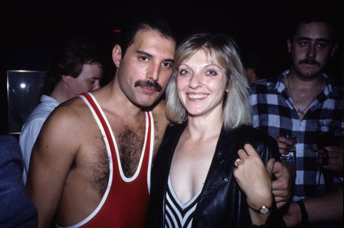 Vida Press nuotr./Freddie Mercury ir Mary Austin (1985 m.)