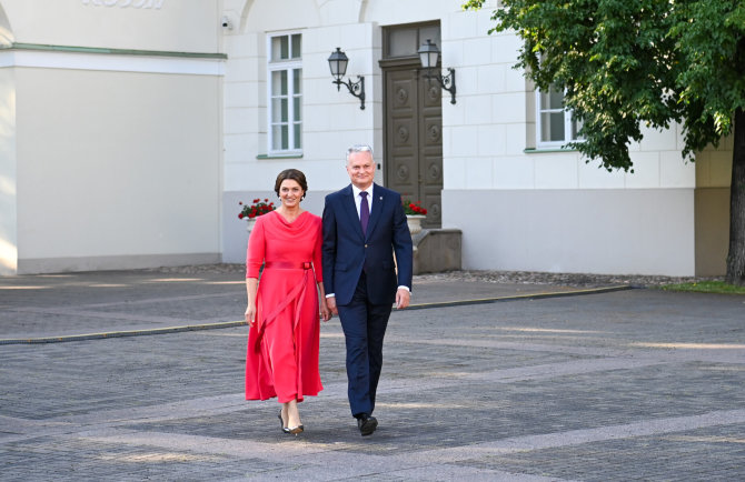 Prezidento kanceliarijos/Roberto Dačkaus nuotr./Diana Nausėdienė ir Gitanas Nausėda per iškilmingą priėmimą