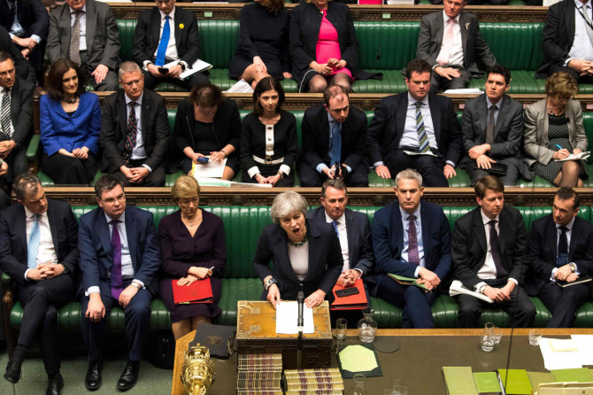 AFP/„Scanpix“ nuotr./Theresa May Bendruomenių Rūmuose