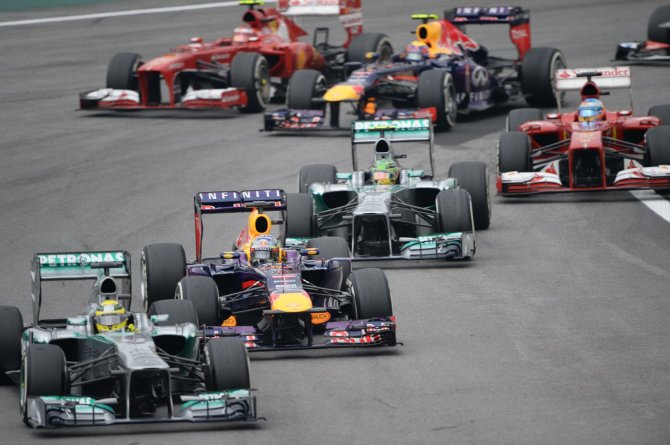 „Scanpix“ nuotr./Nico Rosbergas priekyje, už jo – Sebastianas Vettelis 