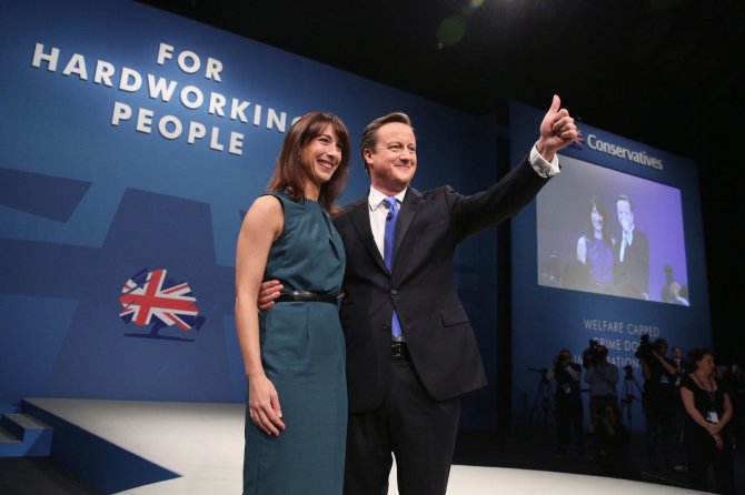 AFP/„Scanpix“ nuotr./Davidas Cameronas su žmona Samantha konservatorių partijos suvažiavime