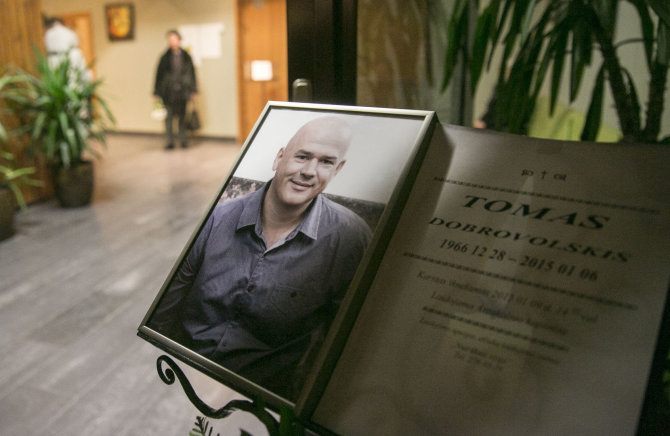 Luko Balandžio/Žmonės.lt nuotr./Tomas Dobrovolskis ketvirtadienį buvo pašarvotas Vilniaus laidojimo namuose „Nutrūkusi styga“