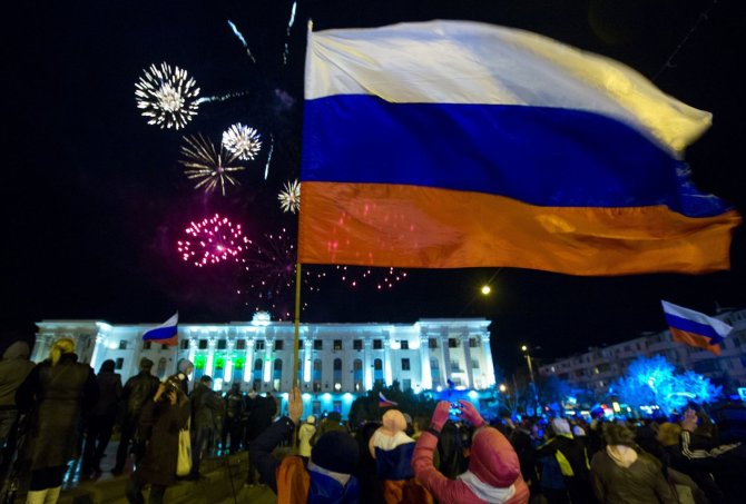„Reuters“/„Scanpix“ nuotr./Kryme rusai džiaugiasi neteisėto referendumo išankstiniais rezultatais