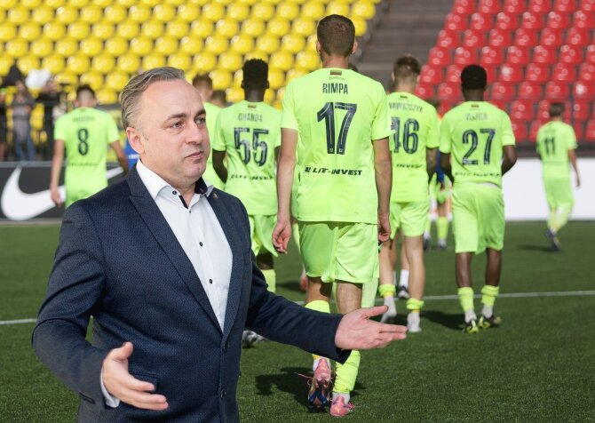 E.Žaldario ir fkriteriai.lt nuotr./Janas Nevoina ir Vilniaus „Riterių“ futbolininkai