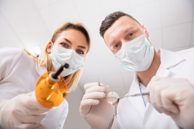 „Scanpix“ nuotr./Karantino metu odontologai dirba su papildomomis apsaugos priemonėmis
