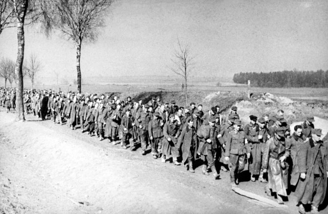 Pranešimo autorių nuotr./Vokiečių belaisvių kolona. Rytų Prūsija, 1945 m.