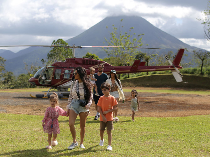 Vida Press nuotr./Kourtney Kardashian ir Scottas Disicas su vaikais ir Kim Kardashian su dukra North Kosta Rikoje
