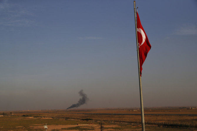 „Scanpix“/AP nuotr./Turkijos pajėgos pradėjo karinę operaciją kurdų kontroliuojamoje Sirijos šiaurėje