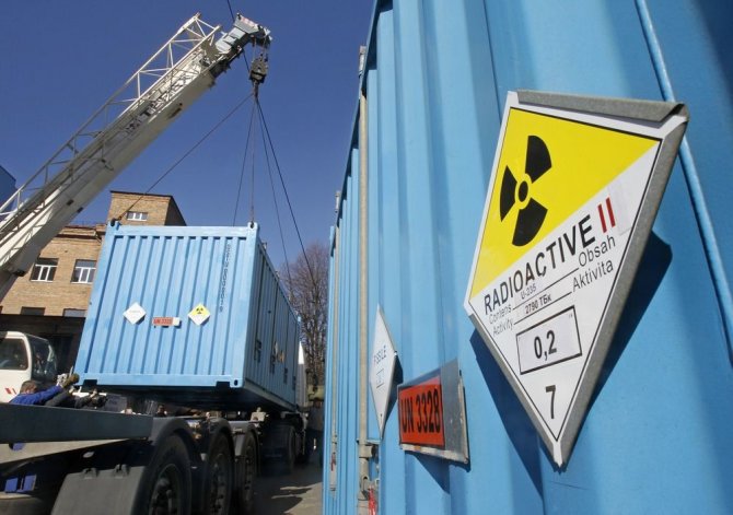 „Reuters“/„Scanpix“ nuotr./Konteineriai su itin prisodrintu uranu