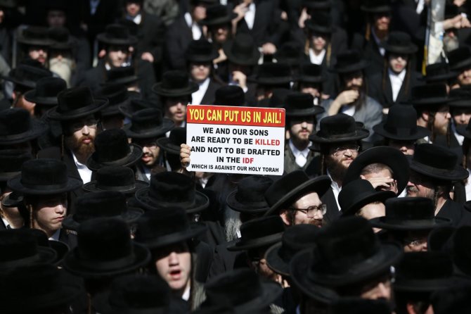 AFP/„Scanpix“ nuotr./Izraelio ultraortodoksai protestavo prieš privalomąją karinę tarnybą