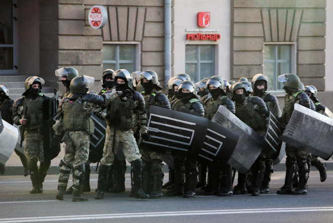 „Reuters“/„Scanpix“ nuotr./Baltarusijos pareigūnai