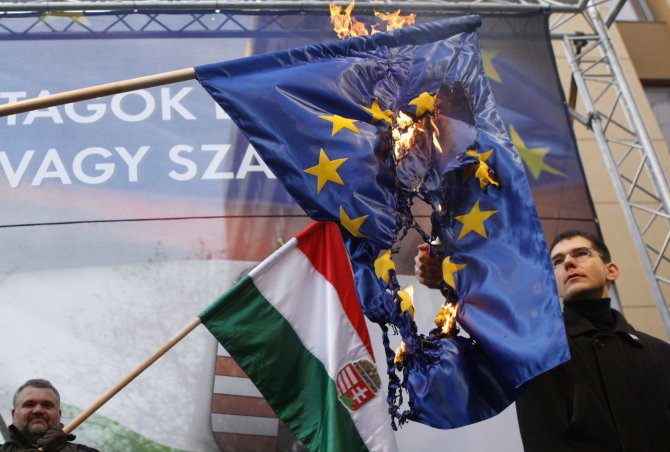 „Reuters“/„Scanpix“ nuotr./„Jobbik“ partijos rėmėjai