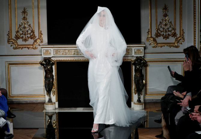 „Reuters“/„Scanpix“ nuotr./„Giorgio Armani Privé“ vestuvinė suknelė iš 2019 m. pavasario ir vasaros kolekcijos