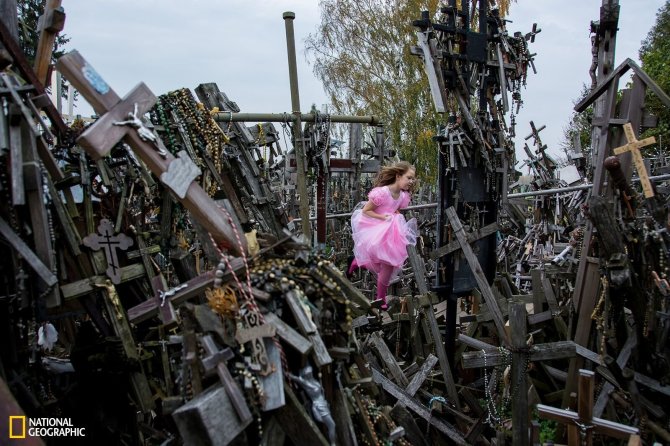 Hideki Mizutos nuotr./Garbės raštu apdovanota Hideki Mizuta. Nuotrauka „Hill of Crosses“, fotografuota Šiaulių r., Lietuvoje.