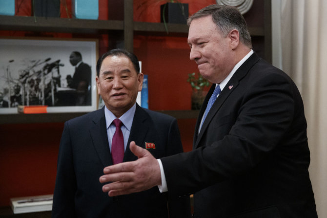 „Scanpix“/AP nuotr./Kim Yong Cholas ir Mike'as Pompeo