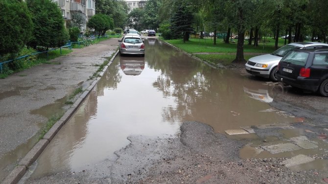 Skaitytojo Mindaugo nuotr./Kauno V.Krėvės pr. daugiabučių apsemtas kiemas