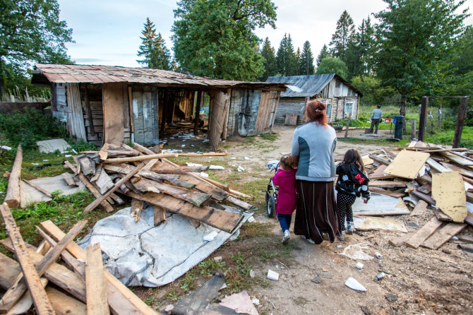 Vidmanto Balkūno / 15min nuotr./Kirtimų tabore čigonai nelaukė buldozerių – patys nugriovė tris namus