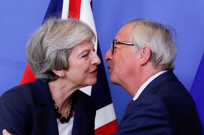 „Reuters“/„Scanpix“ nuotr./Theresa May ir Jeanas-Claude'as Junckeris