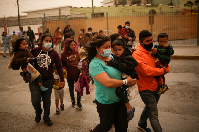 „Reuters“/„Scanpix“ nuotr./Iš JAV deportuoti migrantai