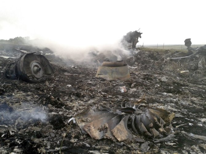 „Reuters“/„Scanpix“ nuotr./Ukrainoje sudužęs Malaizijos laineris „Boeing 777“ su 295 žmonėmis numuštas iš Rusijos teritorijos?