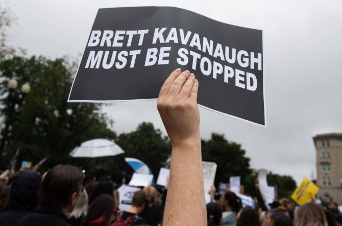 AFP/„Scanpix“ nuotr./Protestas dėl Bretto Kavanaugh kandidatūros