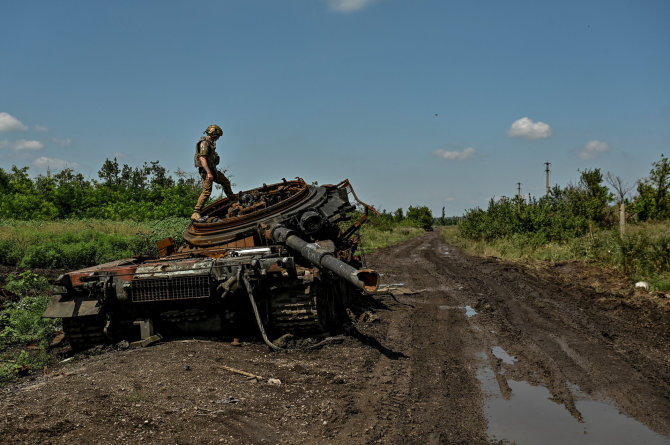 „Reuters“/„Scanpix“ nuotr./Ukrainos kariai neseniai išlaisvintoje Novodarivkoje