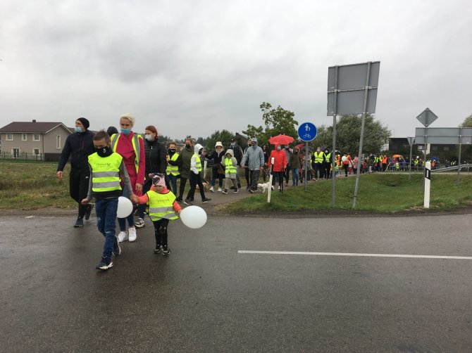 Aurelijos Jašinskienės/15min.lt nuotr./Klaipėdos rajono gyventojai protestuodami bandė atkreipti dėmesį į vietos problemą – nesaugius kelius