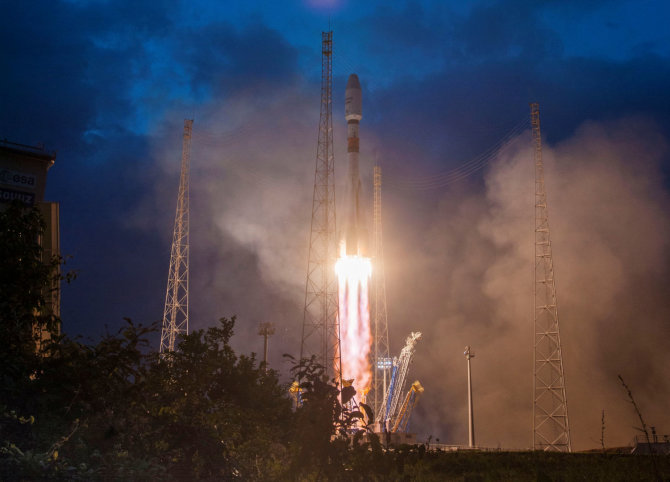 „Reuters“/„Scanpix“ nuotr./Kyla raketa „Sojuz“ su „OneWeb“ palydovais