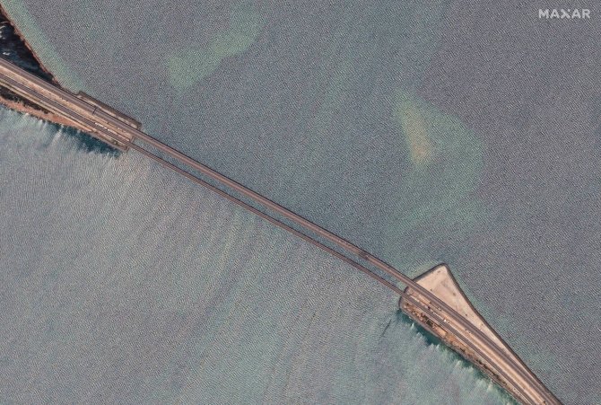 „Scanpix“/AP nuotr./Palydovinėse nuotraukose – atakuotas Krymo tiltas