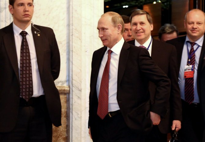 „Reuters“/„Scanpix“ nuotr./V.Putinas išeina iš kabineto po nakties derybų Minske