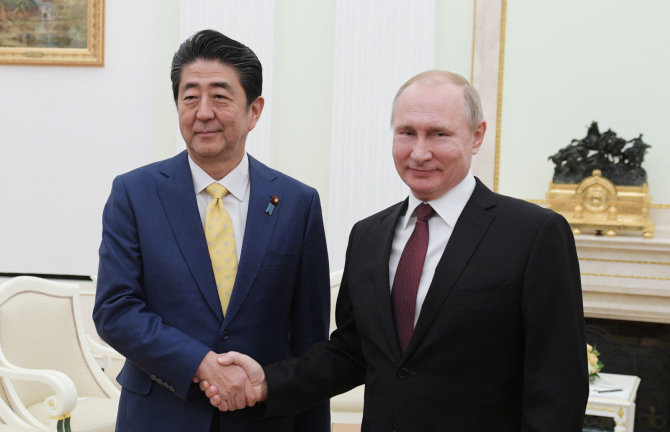 „Reuters“/„Scanpix“ nuotr./Vladimiro Putino ir Shinzo Abe susitikimas