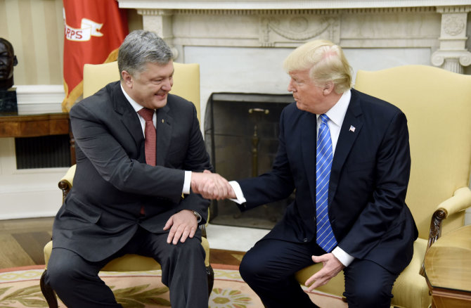 „Scanpix“/„Sipa USA“ nuotr./Petro Porošenka ir Donaldas Trumpas