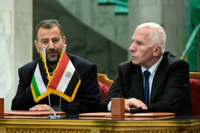 AFP/„Scanpix“ nuotr./„Fatah“ ir „Hamas“ derybininkai Kaire